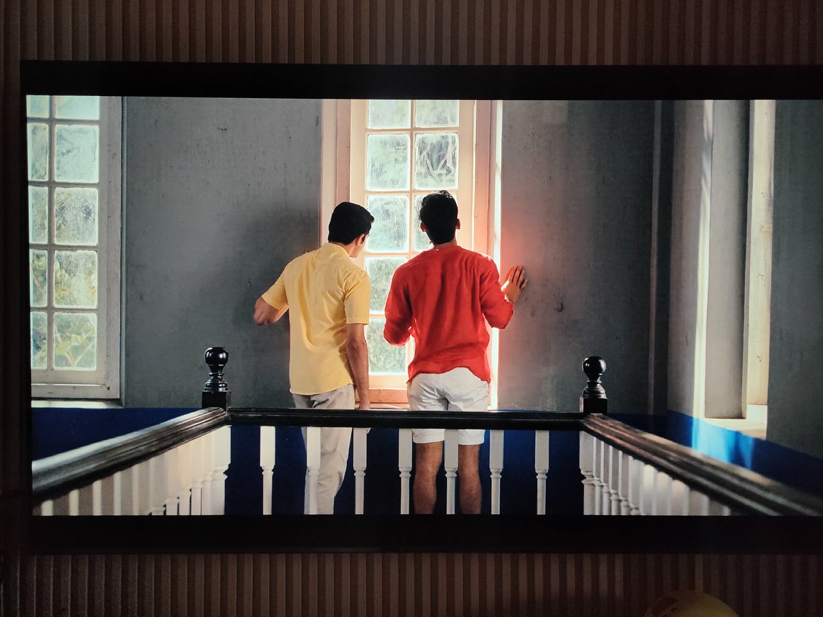 Ted_memo's tweet photo. 你站在桥上看风景
看风景人在楼上看你
明月装饰了你的窗子
你装饰了别人的梦
【COBALT BLUE】印度版【CALL ME BY YOUR NAME】，就形式感和抓马程度都有点用力过猛，哈哈 https://t.co/xpV41bbBXx