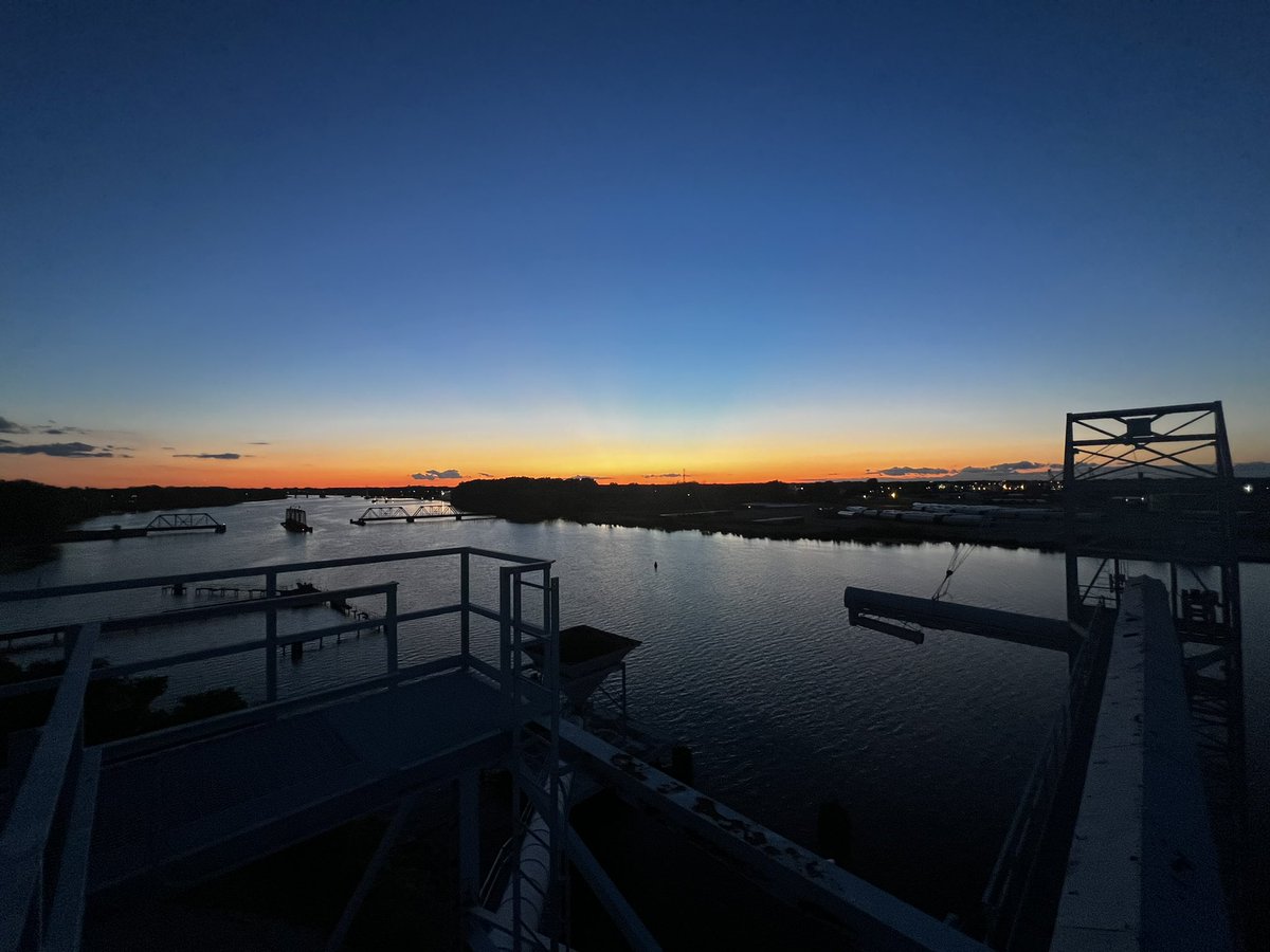 _Justbails's tweet photo. Push your limits and watch the magic happen #freeclimb #urbanexplorer #sunsetphotography #illegalfreedom https://t.co/0nqdeP8bzQ