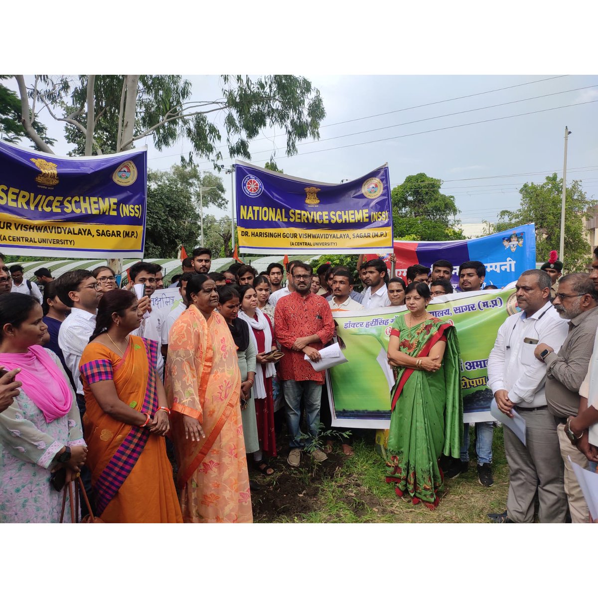 nssdhsgsu_MP's tweet photo. Plantation Drive_ वृक्ष मित्र_राष्ट्रीय सेवा योजना_ डॉक्टर हरीसिंह गौर विश्वविद्यालय, सागर_ कुलपति प्रो नीलिमा गुप्ता जी ने सभी स्वयंसेवकों के साथ वृक्षारोपण किया। वृक्षों के संरक्षण के लिए शपथ दिलाई गई। https://t.co/FteE2XTpwf