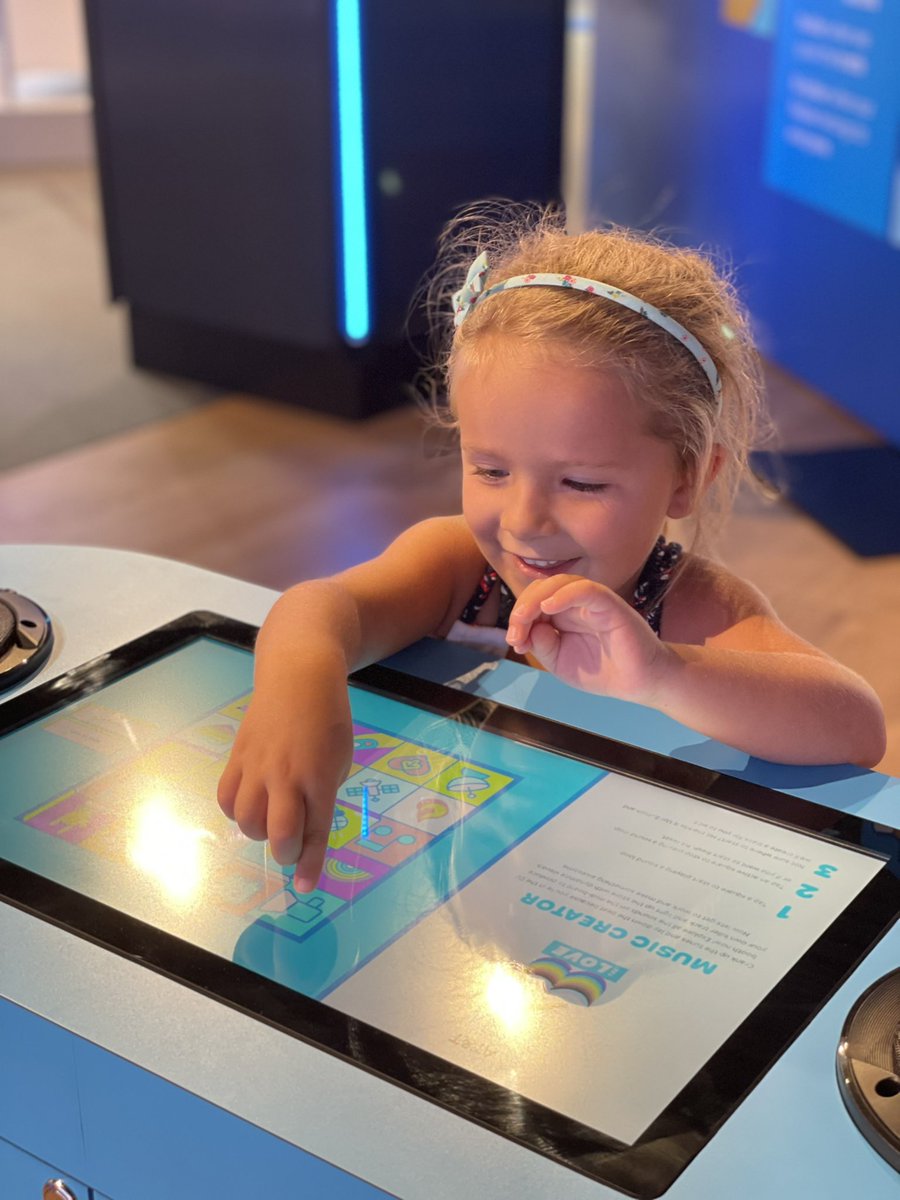 jrdowden's tweet image. Toured the experience store with the fam today.  Go Fiber!  They had a blast!!  #TURNUPTHELOVE #ATTExp @ATTExpDallas