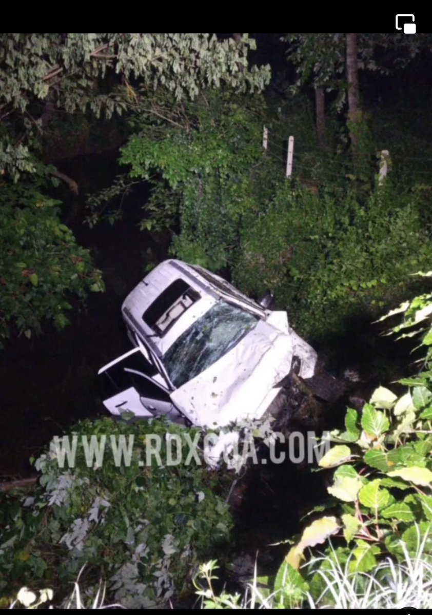 goanewshub's tweet photo. #anotheraccident|| Hours after tragic #ZuariAccident, another SUV fell after jumping off the culvert at Chicalim. Four occupants of the car were rescued by Fire & Emergency services and rushed to GMCH. @GoaGmc (Pic courtesy: @rdxgoa ) https://t.co/DIAxAl3paT