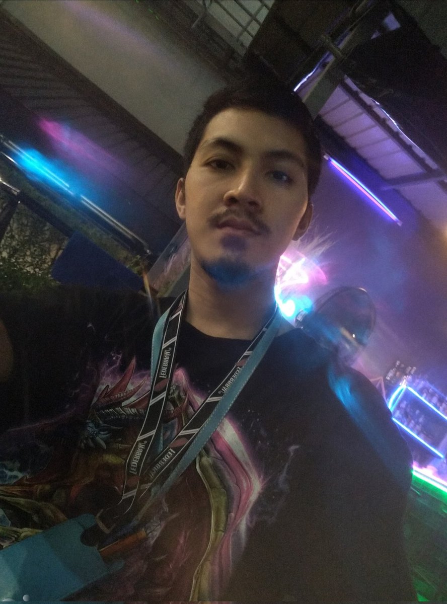 SinlapinP's tweet image. my world