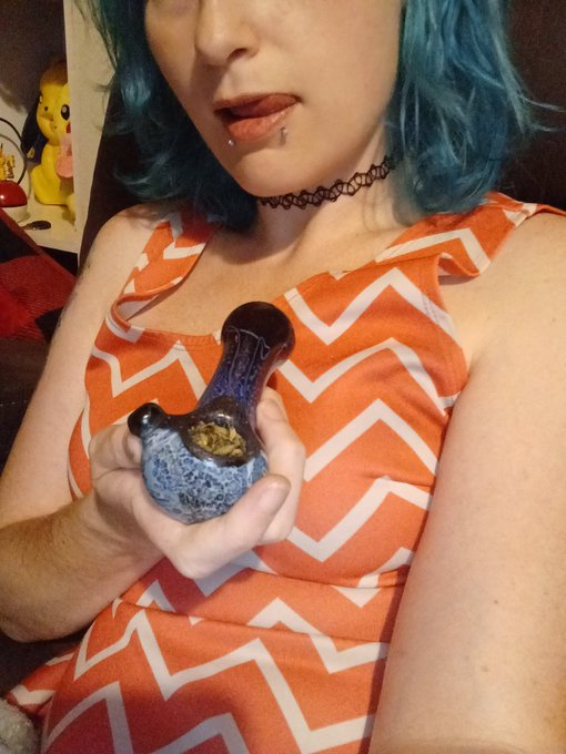 Who's smoking with me 💚💚💚 https://t.co/R4kfDDt3W2<a href="/tag/smokingfetish"class="tags"><span>#smokingfetish</span></a>