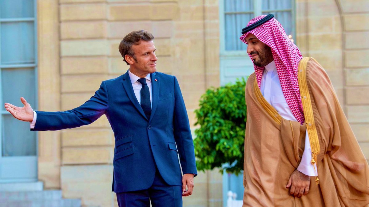 من هيبتك كلن تراجع و ذلّي 
من بعد ماقالوا قطعنا الزيارات 

يومي بيدينه يطلب الود للّي  
نوّخ تحت بشته جميع الزعامات