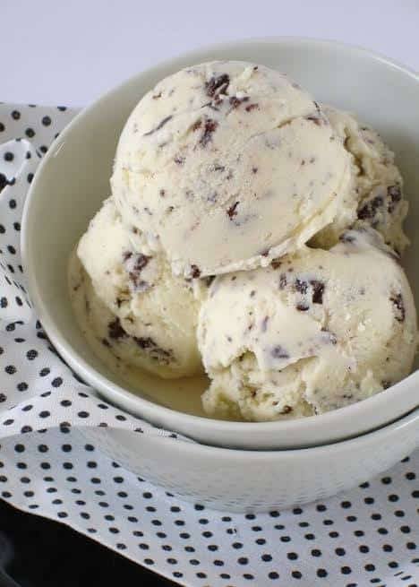 Pra que debater qual melhor sabor do napolitano quando na vdd o sorvete de flocos é melhor que os 3 juntos