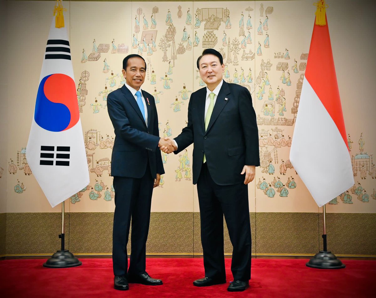 Menlu_RI's tweet photo. Accompanied President @Jokowi in his meeting with 🇰🇷RoK President Yoon Suk-Yeol at Yongsan Presidential Office (28/07) https://t.co/jdtTw2XXgW