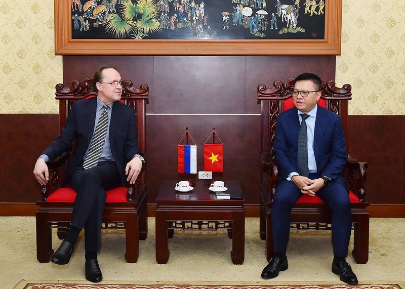 Посол России в СРВ Геннадий Бездетко встретился с главным редактором газеты "Нянзан", председателем союза журналистов Вьенама Ле Куок Минем