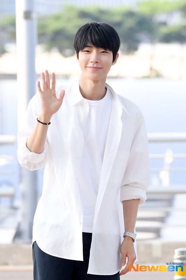 Actor Hwang In Youp is currently on his way to Singapore for his #2022HWANGINYOUP1stFanMeetinginSingapore happening tomorrow, 30 July 2022!

Still thinking if you should see him? ☺️

🎟️ Tickets are still available at allaccess-asia.com! 

📸: <a href="/newsen_t/">뉴스엔</a>

#HwangInYoup #황인엽