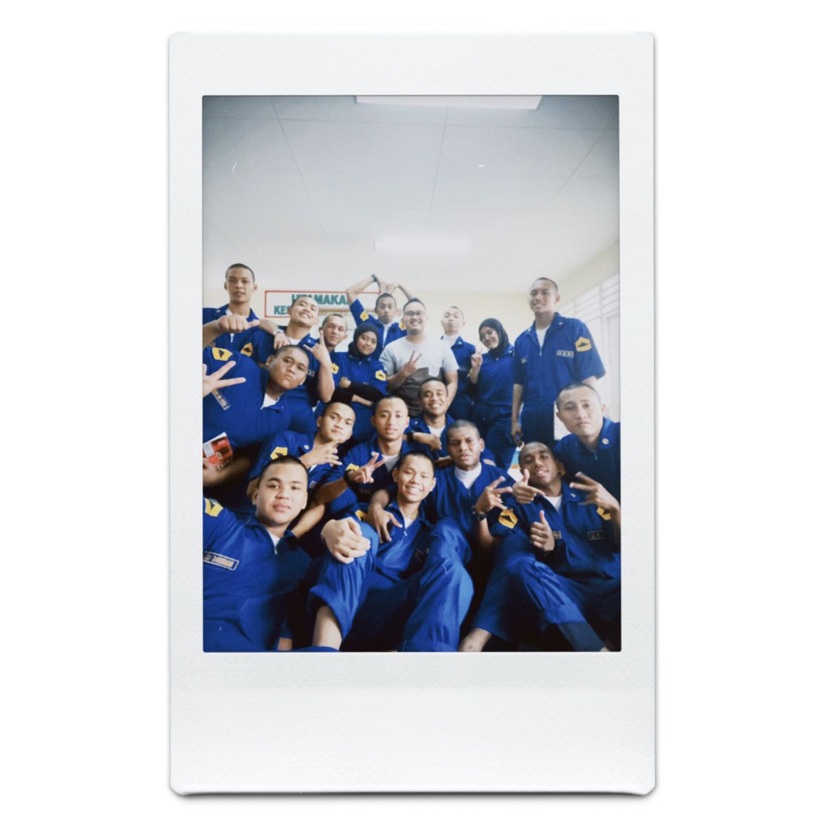 kaya anak bocil kalo diprodi bener bener cwenya cuman 2, terus kaya punya abang banyak banget serem lagi:( tapi lope ♡