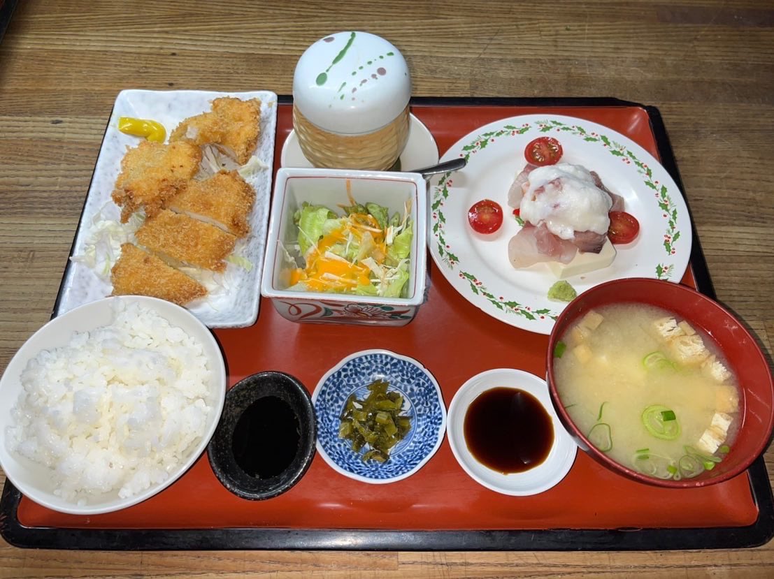 なにわや 本日のお昼限定の日替わりランチです 日替わりランチ 熊本市グルメ 熊本東区グルメ 熊本東区ランチ 熊本市ランチ なにわや 居酒屋 熊本市東区日替わりランチ チキンカツ 刺身山かけ T Co Kqwjitt9tu Twitter
