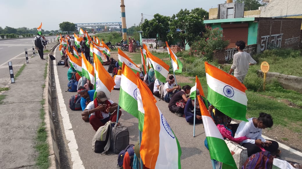 gaurav5pandey's tweet photo. देश आजादी का अमृत महोत्सव मना रहा है
और युवा नौकरी की भीख मांग रहा है।
#SSCGD18

@PMOIndia युवाओं को देखिए, दर्द को समझिए। ये 58 दिन से पैदल चल रहे हैं। भूख-प्यास से व्याकुल हैं। अस्पताल में हैं। इनकी मांग पूरी करिए तभी उत्सव कामयाब होगा।

#SSCGD2018_नागपुर_से_दिल्ली_पैदल_मार्च‌ https://t.co/VeZeFu6HEs