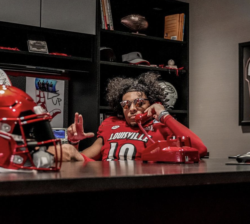 AndrewNemec's tweet photo. Duce Robinson, nation's No. 1 tight end, visiting Louisville Cardinals this weekend following Oregon Ducks trip https://t.co/5zzxjCJ5t2 https://t.co/GT8C02ryFQ