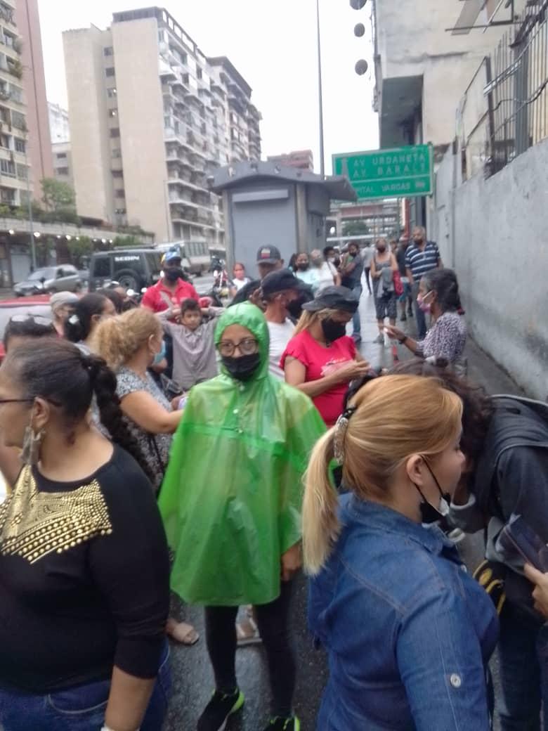 Frustrado este desalojo al realizarse reunión aclaratoria entre vocero d la organización, acción d .<a href="/Viccel1/">Brismari</a> , DM Dtt Capital, org. Motorizados y la comunidad activa. Detenido abogado q c excedió en sus funciones. #ChavezPresente🇻🇪 .@IMVillarroel1 .<a href="/NicolasMaduro/">Nicolás Maduro</a> .<a href="/luchainquilina/">Movimiento de Inquilinas e Inquilinos🏠</a>