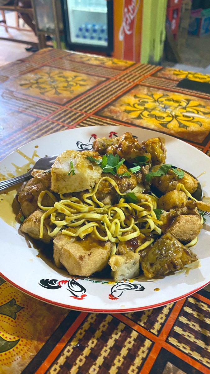 AdjieSanPutro's tweet photo. Aku yang lahir sampe sma di Solo, mau kasih info kuliner Solo. Orang Solo atau kalau ada yang mau nambahin boleh banget lho.

Kemarin nyampe solo, langsung ke tahu kupat sebelah Masjid Sholihin.

🧵 Thread (yang kuupdate berkala sesenangku) https://t.co/HZV5e3AuLK