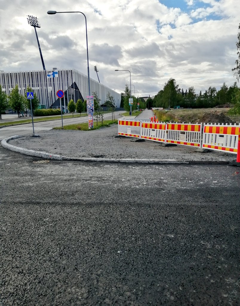 Mä toivon et tähän tulee vielä jotain korotusta suojatielle tms. 0,5 km suoralle, pääväylän pyörätien uusiin risteyksiin on viikon aikana tullut terävät rotvallikivet 5 cm pykälällä. Autolla liittyy pihoista esteettä ja pyörällä ajavat paskoo vanteet.
#yhdenvertaisuus <a href="/VaasaVasa/">Vaasan kaupunki I Vasa stad</a>