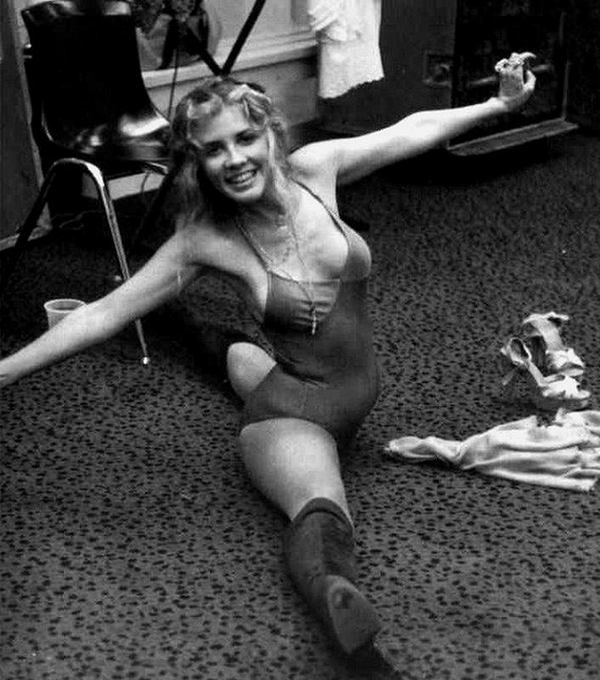 Stevie Nicks doing the splits backstage in 1978.
