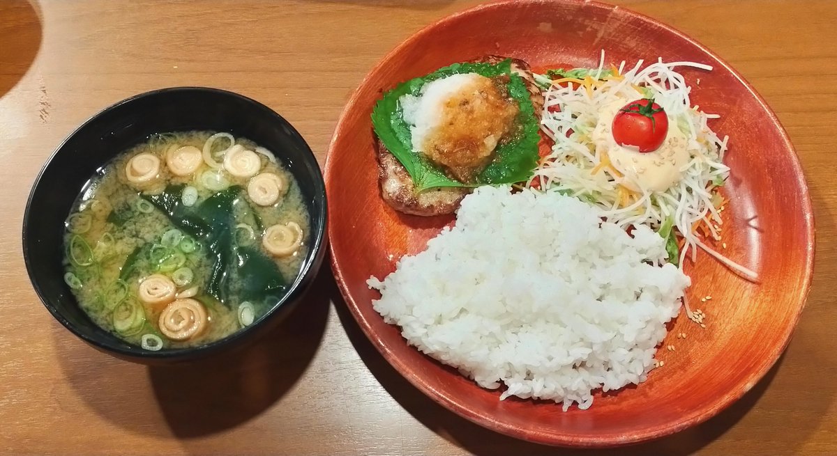 今日の昼食は でおろしそバーグ食べました！初めハンバーグに味噌汁ってと思いましたが、何だか今や普通になってしまった。慣れは確実にあると思いますね！安定の味で良かったです👌ご馳走さまでした😋🍴🙏🏻