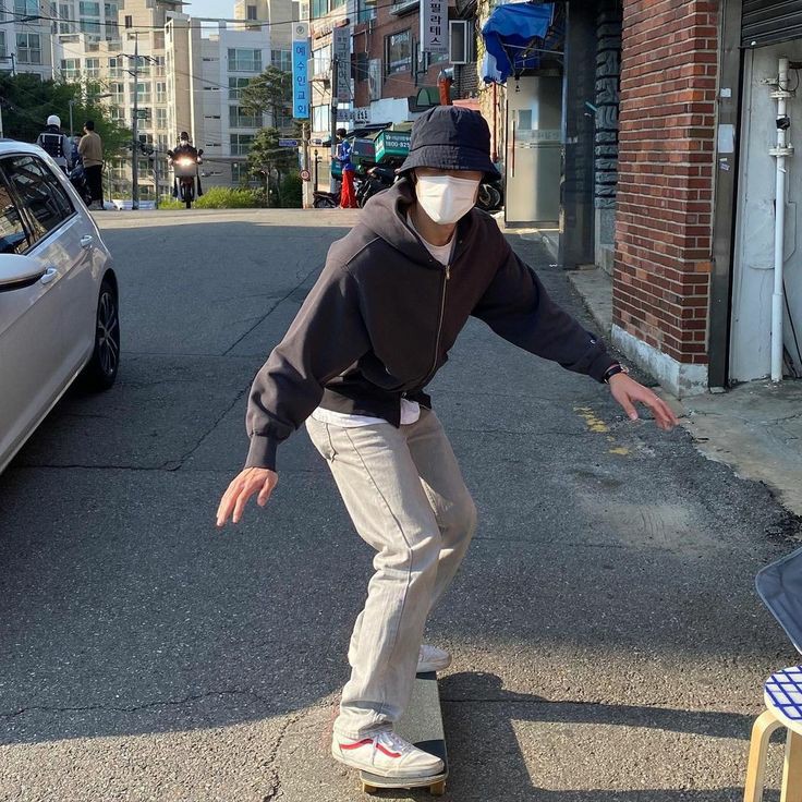 INKVANSION's tweet photo. — @bipdoli 

Nganternya pake skateboard biar keren. https://t.co/rIc0WP1nHO