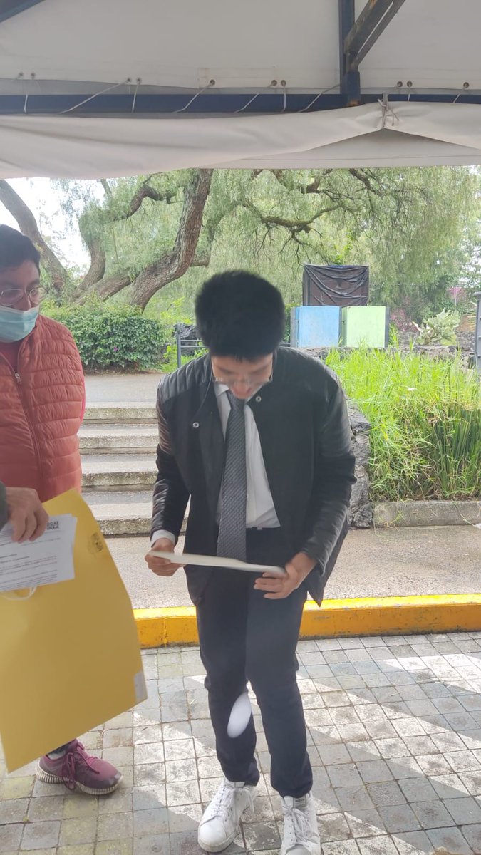 Barucomon's tweet photo. Hoy me dieron mi título y pues le tiré la foto https://t.co/qkuEcjXaTC