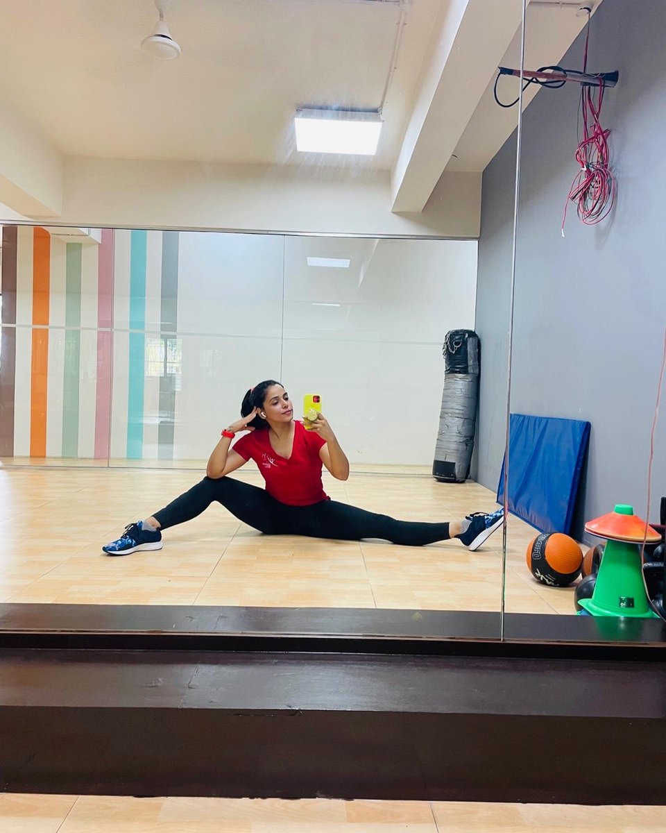 akshatashete's tweet photo. Gymnastics Pose pictures are my favourite 😊
#gym #gymmotivation #flexibility #stretches #warmup #gymface #postworkoutselfie #workoutmotivation #motivatedfriday #motivation #akshatasrhythm https://t.co/3FAJwJE1w5