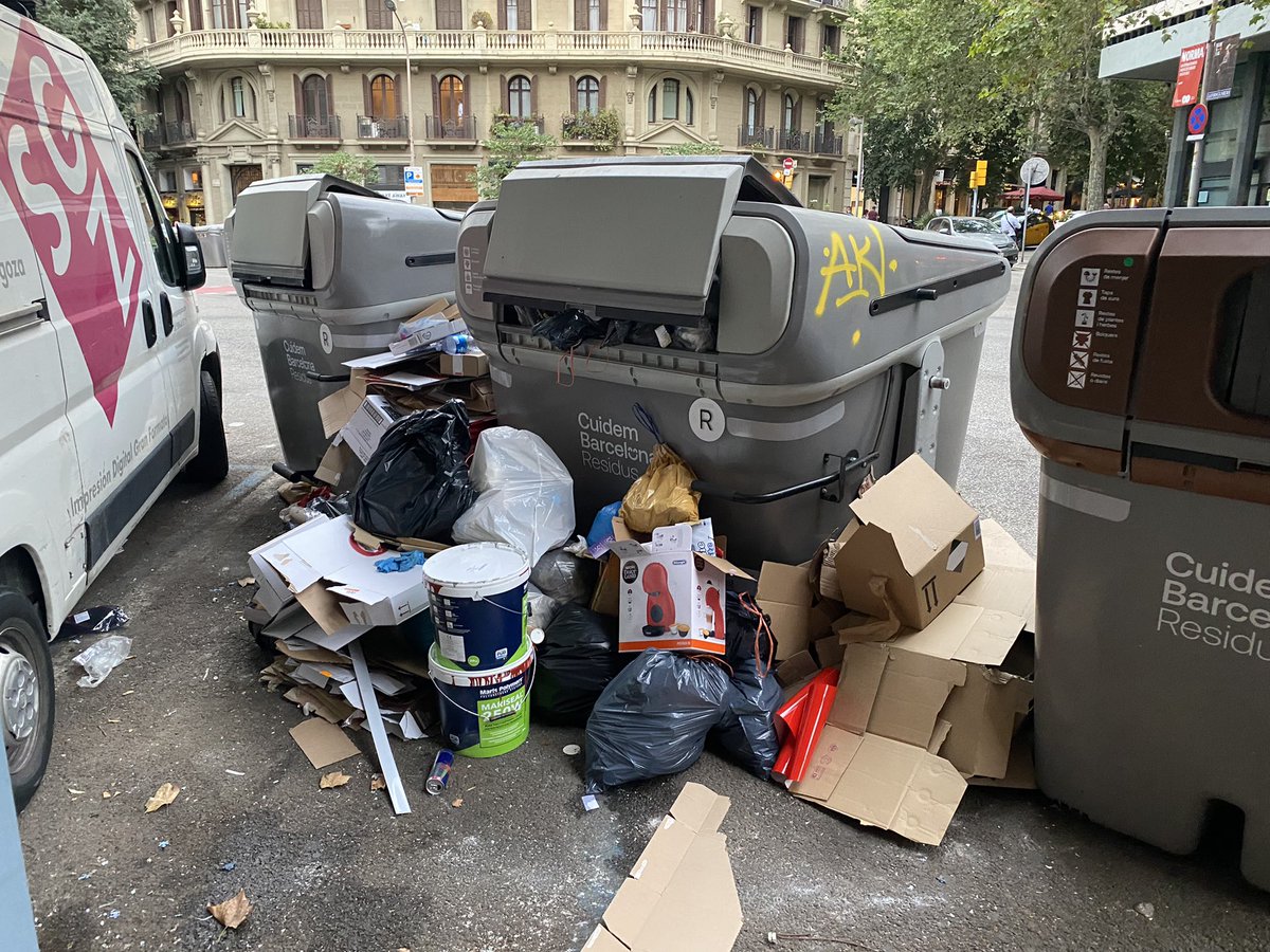 FSerraclara's tweet photo. La alcaldesa bufa de #Barcelona @AdaColau incapaz de una gestión de residuos coherente. Nunca Barcelona estuvo tan sucia y dejada. Cada día igual. #ColauFotElCamp #ColauDimision #ForaColau #FelizViernesATodos https://t.co/gWsKgr8G97