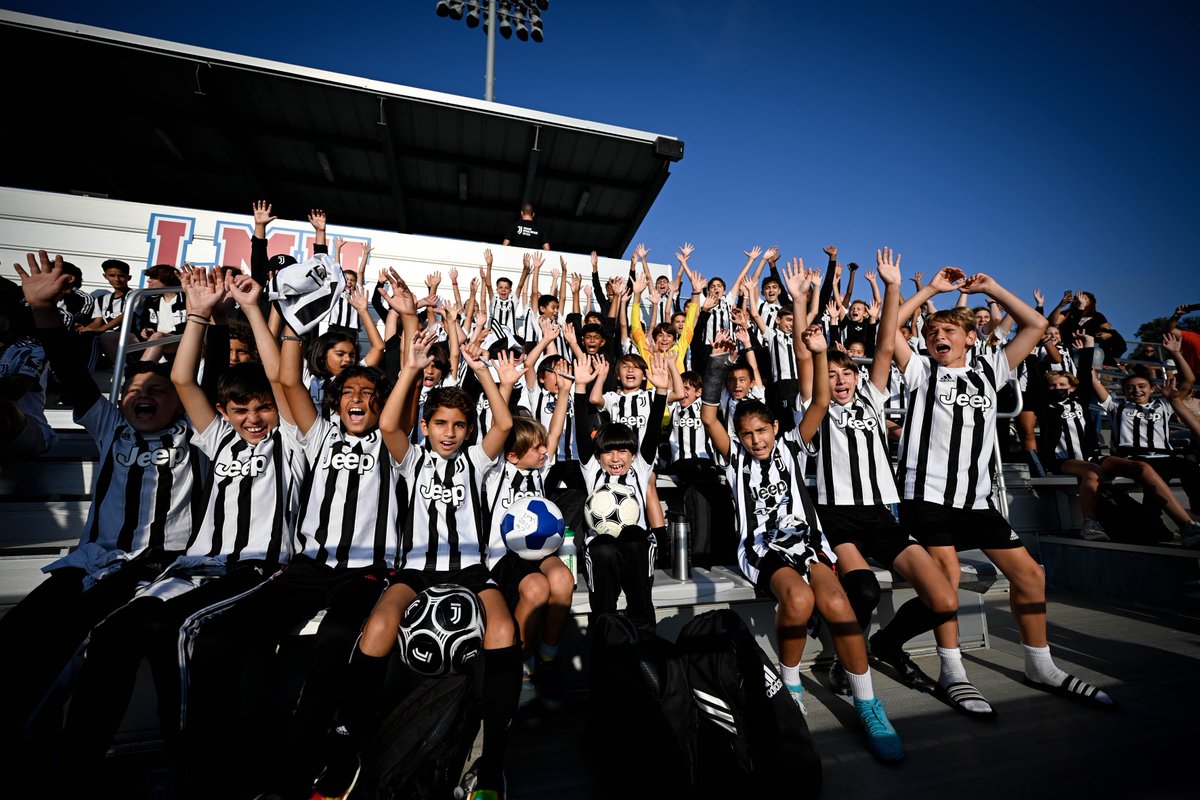 juventusfc's tweet photo. Quante emozioni ieri a LA ❤️🇺🇸

#JuveOnTheRoad https://t.co/gUW8U0tPFe