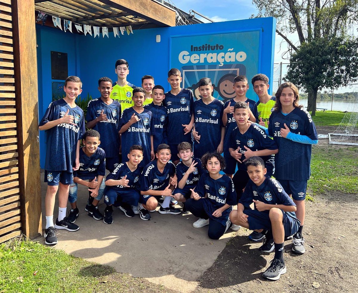 A categoria sub-12, da Formação, visitou o <a href="/IGTGremio/">IGT - Grêmio</a>. Os atletas puderam conhecer a sede da organização, brincar com os alunos assistidos e, também, praticar um novo esporte: o remo! A atividade mais divertida foi ministrada pelos professores do IGT. 💙🇪🇪