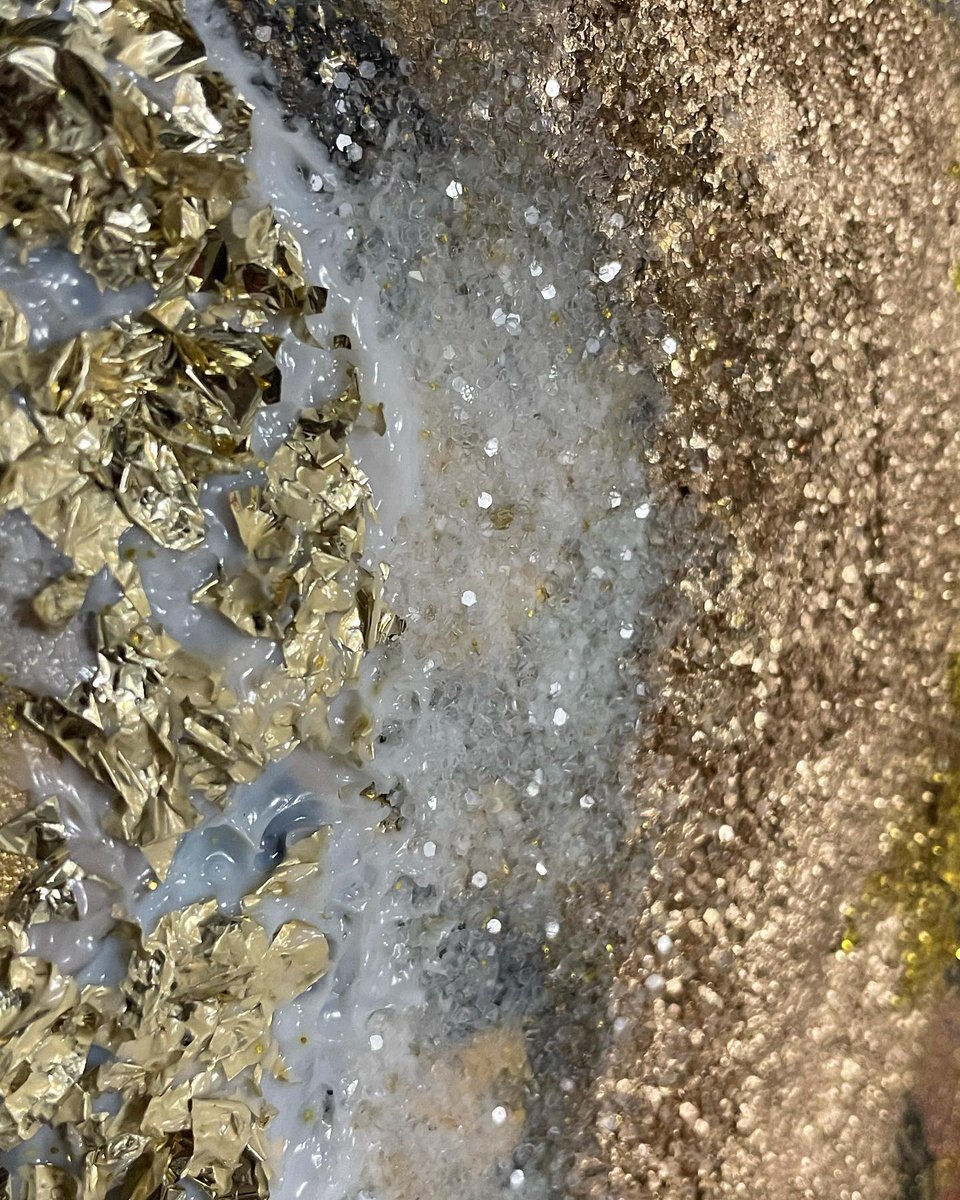 MSotoArt's tweet photo. Using different materials I finally create this rare art piece. I want it to be very shinny like a geode mixed with metallic flowers.  Art experimenting is fun, I hope you enjoy it too! Metallic Garden / 12x8 
#mixedmediaart #contemporaryart #abstractart  #msotoart #texturedart https://t.co/dwRat8DKyp