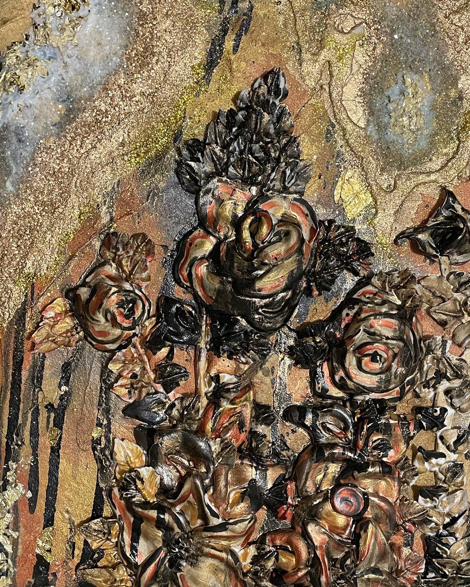MSotoArt's tweet photo. Using different materials I finally create this rare art piece. I want it to be very shinny like a geode mixed with metallic flowers.  Art experimenting is fun, I hope you enjoy it too! Metallic Garden / 12x8 
#mixedmediaart #contemporaryart #abstractart  #msotoart #texturedart https://t.co/dwRat8DKyp