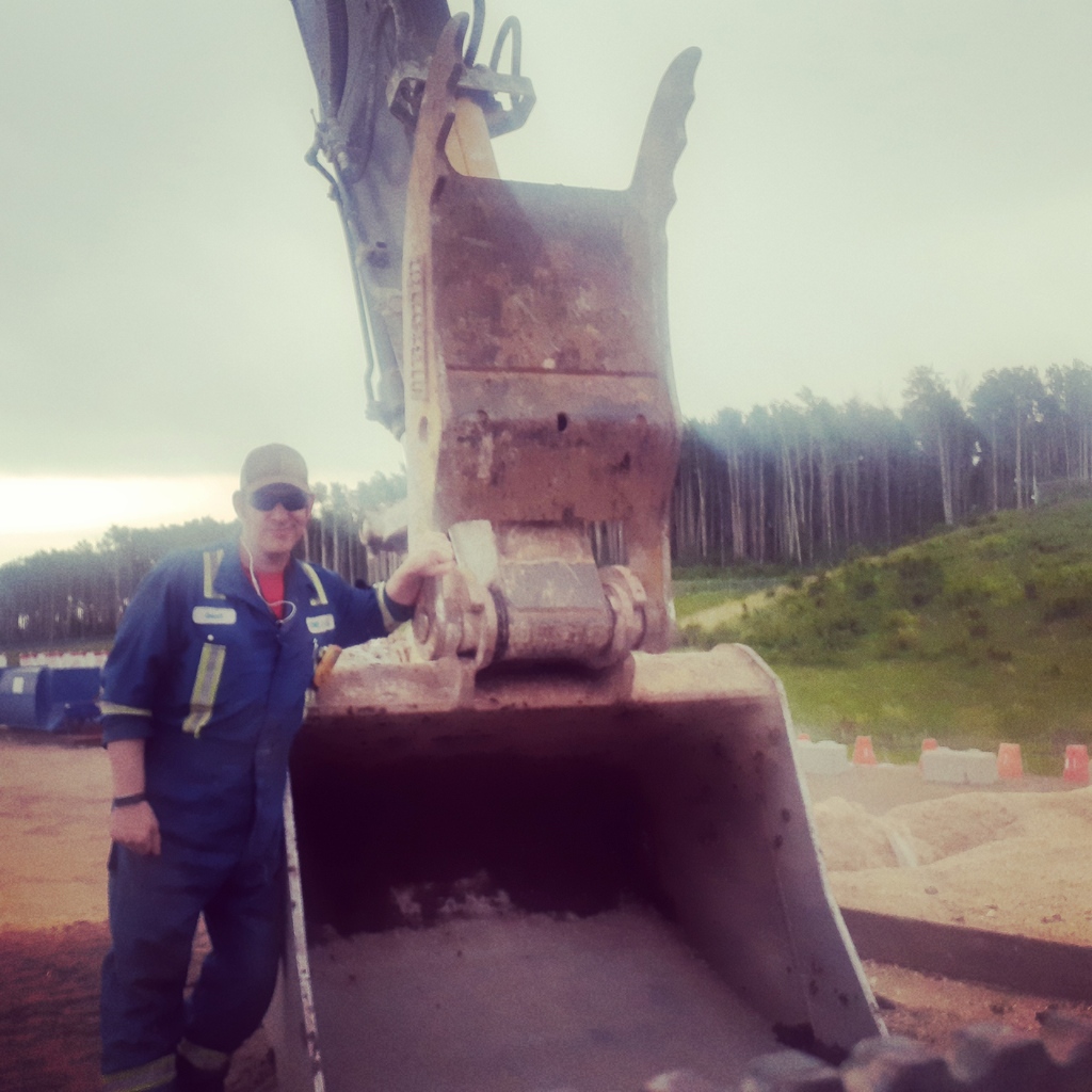 CollectiveWS's tweet image. Geoff operates our excavator onsite our Fort McMurray oilfield operations on occasion. We generally use this for mixing sawdust into lime sludge to help keep it solidified.

#fortmac #yyclife #yeglife #wastemanagement #canadiancompany