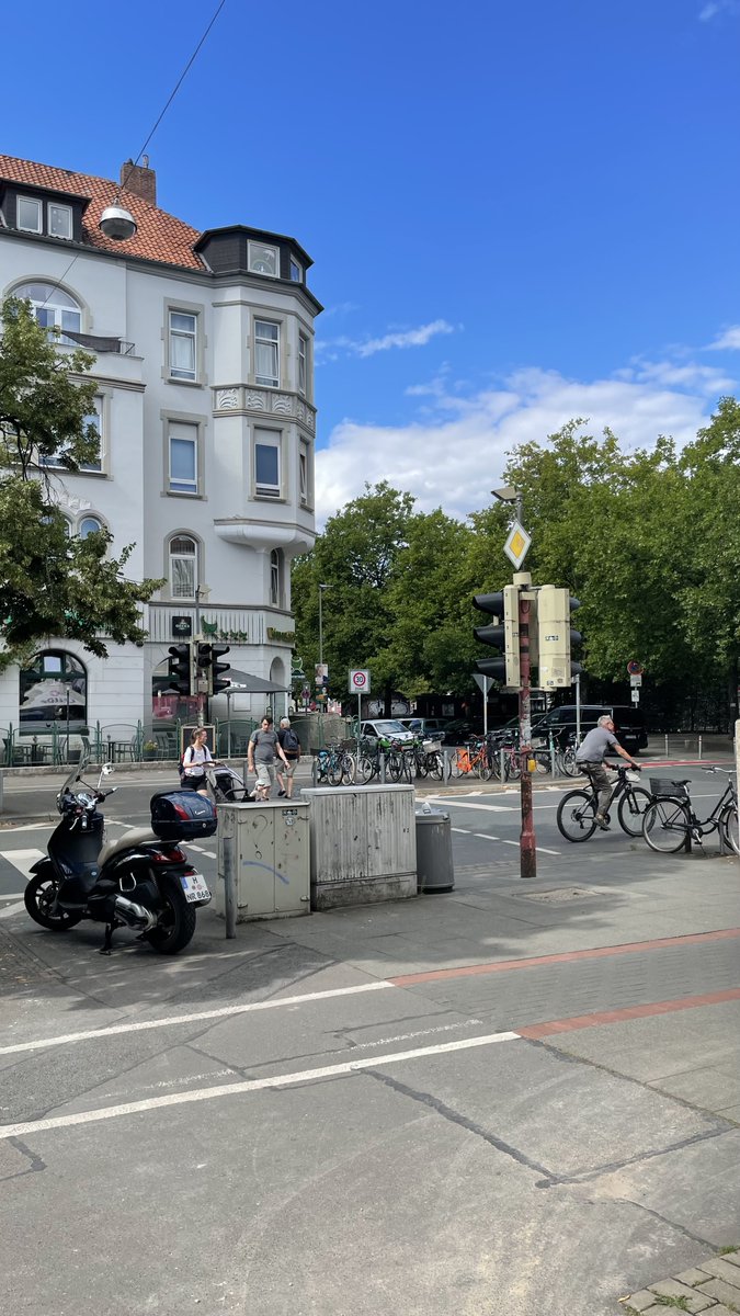 dobeho's tweet photo. @hannover @Polizei_H  Die Fußgängerampel in der Geibelstraße am Stephansplatz ist jetzt seit einer Woche komplett aus bzw. wohl defekt.
Soll erst ein Kind beim überqueren überfahren werden oder wann wird das repariert? https://t.co/aSkMMJSA2c