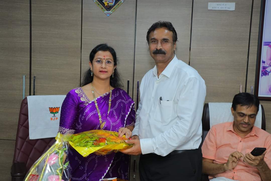 MLASangitaPatil's tweet photo. આજરોજ મારા જન્મદિન નિમિત્તે મારા જનસંપર્ક કાર્યાલય અંબા નગર ખાતે શુભેચ્છકો સાથે મુલાકાત કરી. 

સૌ શુભેચ��છકોનો તેમની શુભેચ્છા બદલ હૃદયથી ખૂબ ખૂબ આભાર.
(1/2 https://t.co/qOM5n3WNOb