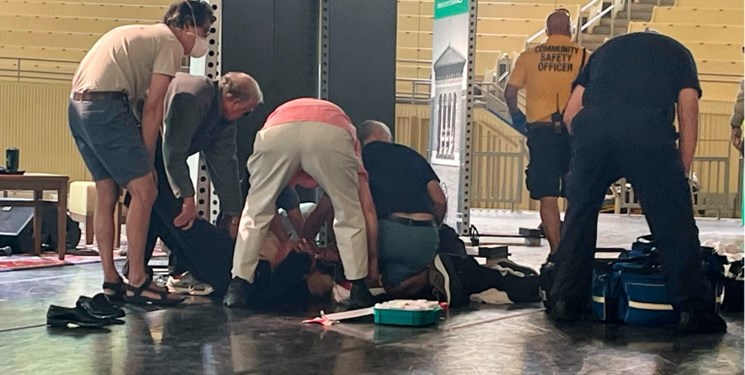 Fitne çıkaran Selman Rüşdü 15 bıçak darbesi almış... Helikopterle en yakın hastaneye kaldırılmış--En iyi doktorlar getirilmiş..ABD başkanı bile böyle korunmuyordu...Hastane özel emniyet güçlerince ablukaya alınmış durumda... Dünya bu haberi konuşuyor.