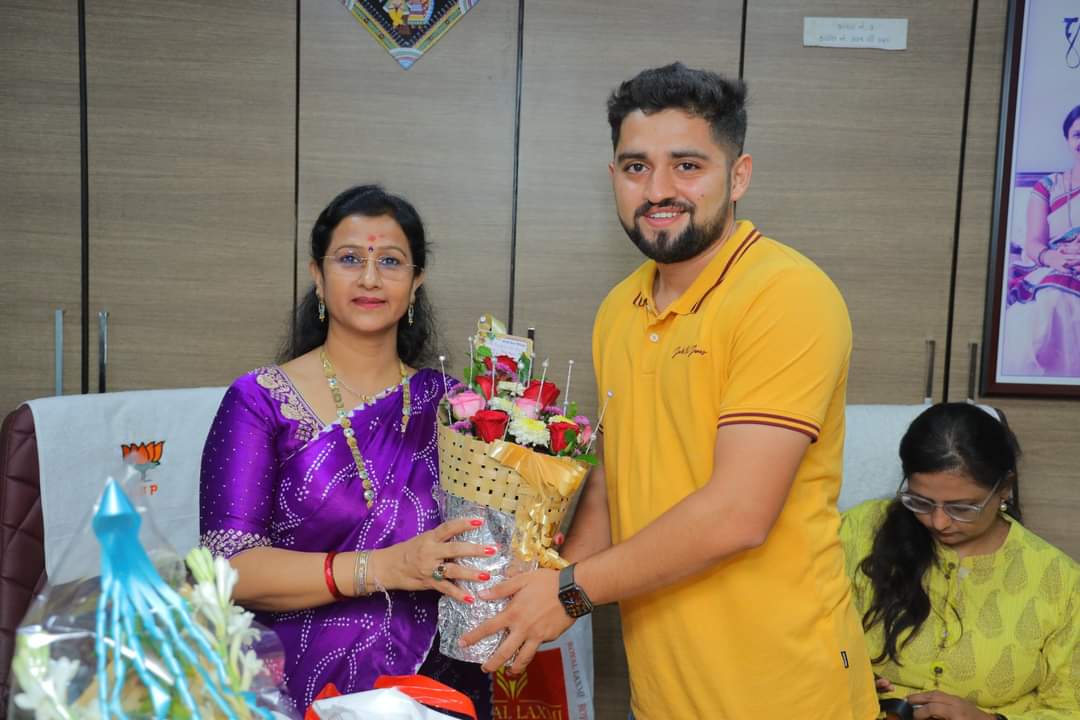 MLASangitaPatil's tweet photo. આજરોજ મારા જન્મદિન નિમિત્તે મારા જનસંપર્ક કાર્યાલય અંબા નગર ખાતે શુભેચ્છકો સાથે મુલાકાત કરી. 

સૌ શુભેચ્છકોનો તેમની શુભેચ્છા બદલ હૃદયથી ખૂબ ખૂબ આભાર. 
(1/2) https://t.co/oSrrtJuypE