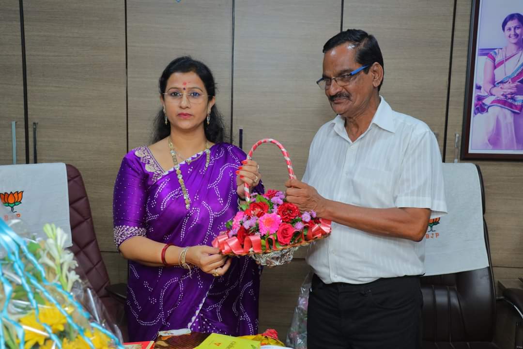 MLASangitaPatil's tweet photo. આજરોજ મારા જન્મદિન નિમિત્તે મારા જનસંપર્ક કાર્યાલય અંબા નગર ખાતે શુભેચ્છકો સાથે મુલાકાત કરી. 

સૌ શુભેચ્છકોનો તેમની શુભેચ્છા બદલ હૃદયથી ખૂબ ખૂબ આભાર. 
(1/2) https://t.co/oSrrtJuypE