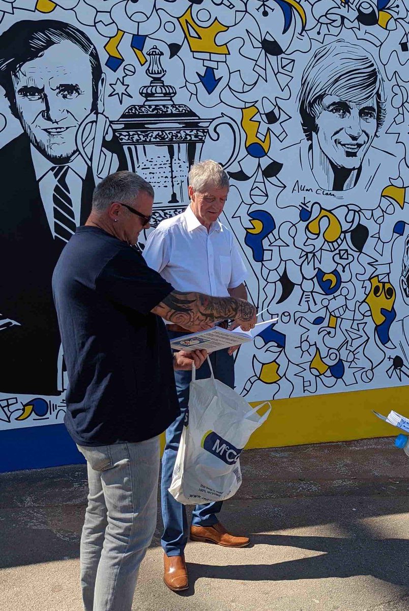DYNAMITE DAY!!! The Leeds Utd 1972 Centenary FA Cup Mural at Elland Road brought to life with the signatures of Paul Reaney &amp;  Allan 'sniffer' Clarke, Trevillion 'Beaver' &amp; 'Mr Sunshine' <a href="/NicolasDixonart/">Nicolas Dixon</a>. SPECIAL THANKS TO <a href="/lufctrust/">LUFC Trust</a>  @lufc <a href="/Boost_Drinks/">Boost Drinks</a> #LeedsUnited