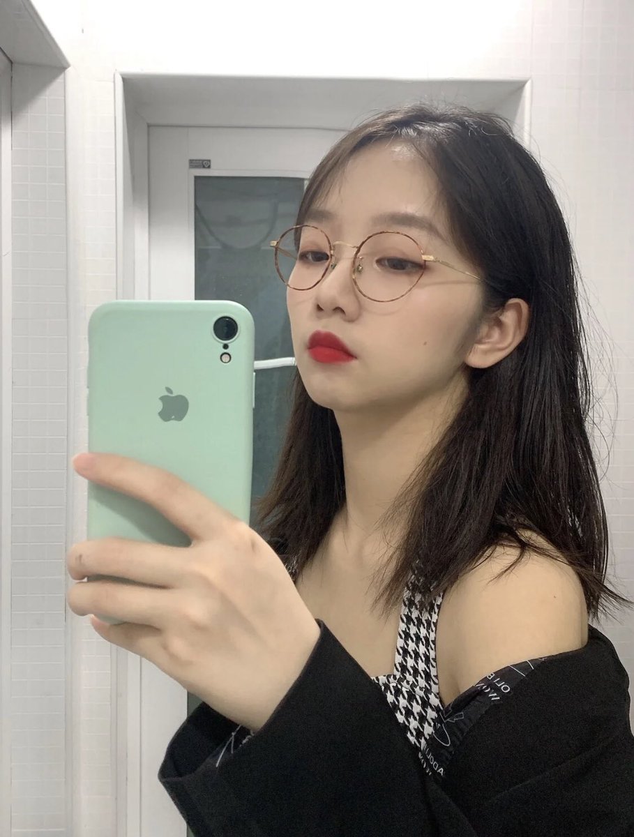 hsmgsb's tweet photo. 看着这眼镜婊子的臭表情，有种想把她干废的冲动，操成一只趴在床上撅着屁股、翻着白眼、吐出舌头流着口水、烂逼处还在往外冒精液的臭母狗！
#意淫 #眼镜 #母狗 #盯射 #反差 https://t.co/Nd6fhi5uYn