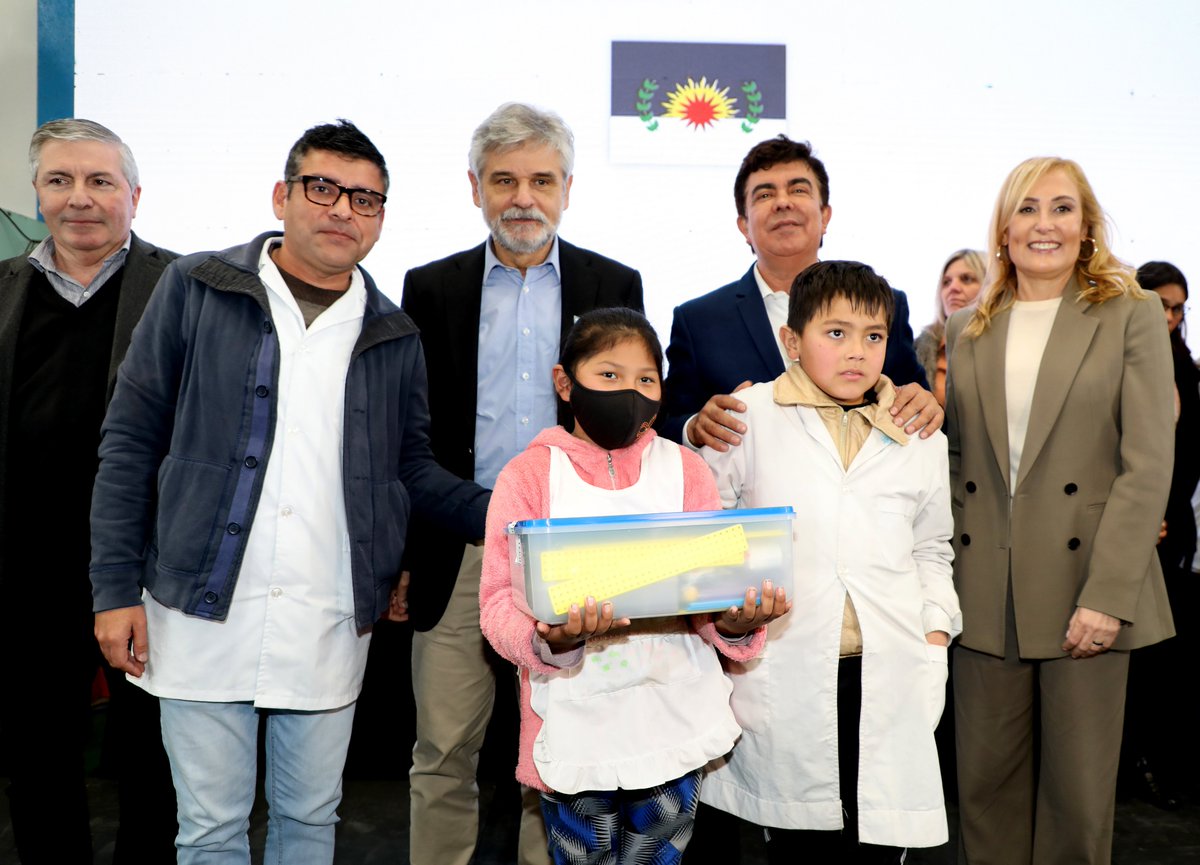 EducacionCyT's tweet photo. El Intendente @FerEspinozaOK, junto al Ministro de Ciencia, Tecnología e Innovación de la Nación,@FilmusDaniel, la Secretaria de Educación, @silvinagvirtz y el Secretario Interino de #EducacionCyT de #LaMatanza, @AColicignoOk, entregaron kits de robótica a escuelas primarias. https://t.co/nQHcVReCYf