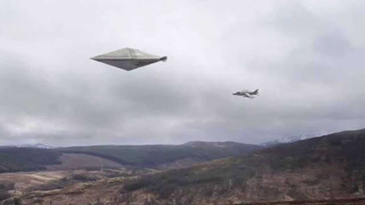 Countdown2C's tweet photo. The Calvine Incident UFO picture has finally been found. Modern mock up added for comparison. https://t.co/rX7Ob4M6sF