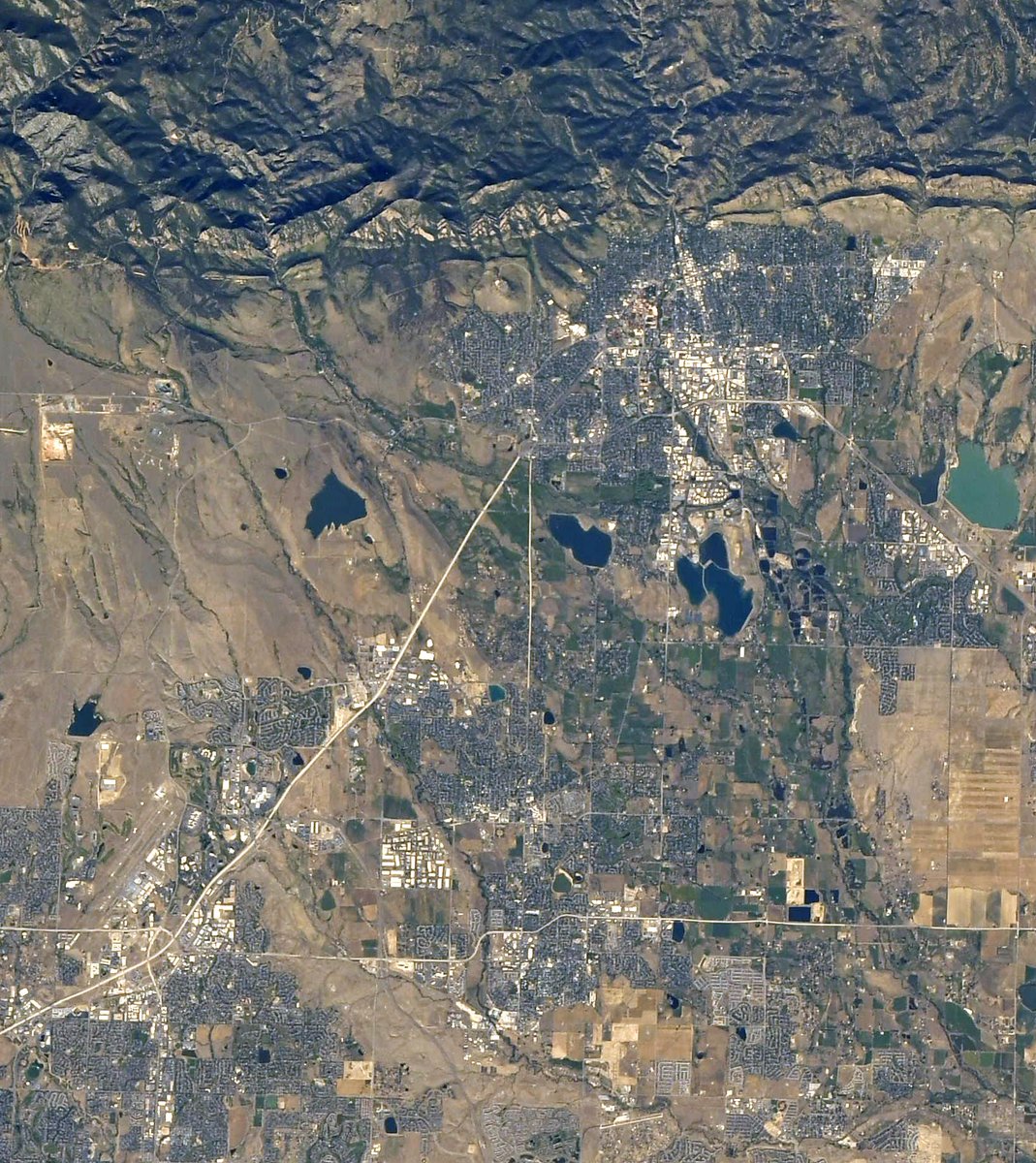 Reason number 5280 why I’m grateful to call Boulder, CO home: the Flatirons make it easy to spot from the @Space_Station! A gorgeous view from every elevation.