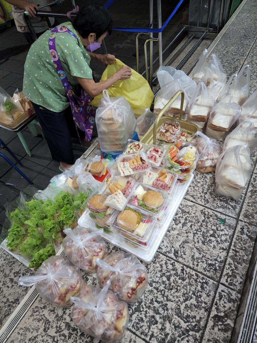 Thamboon888's tweet photo. ตอนนี้จะเหลือแฮมเบอร์เกอร์กับอาหารเช้านะคะ แล้วก็สลัดค่ะถุงละ 30 บาทกล่องละ 30 บาทค่ะ มีใครอยากช่วยซื้อให้คุณยายกลับบ้านไวๆไหมคะ 1 กล่องก็ได้นะคะ https://t.co/liwWc58leN