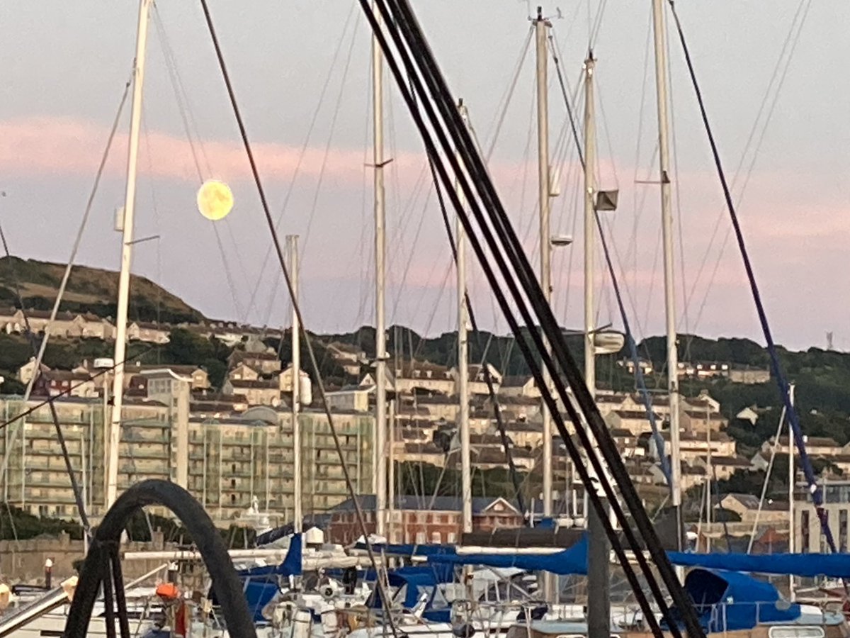 JobRich's tweet photo. Sunset and moon rise at Portland Marina https://t.co/EKfQAZBUnw