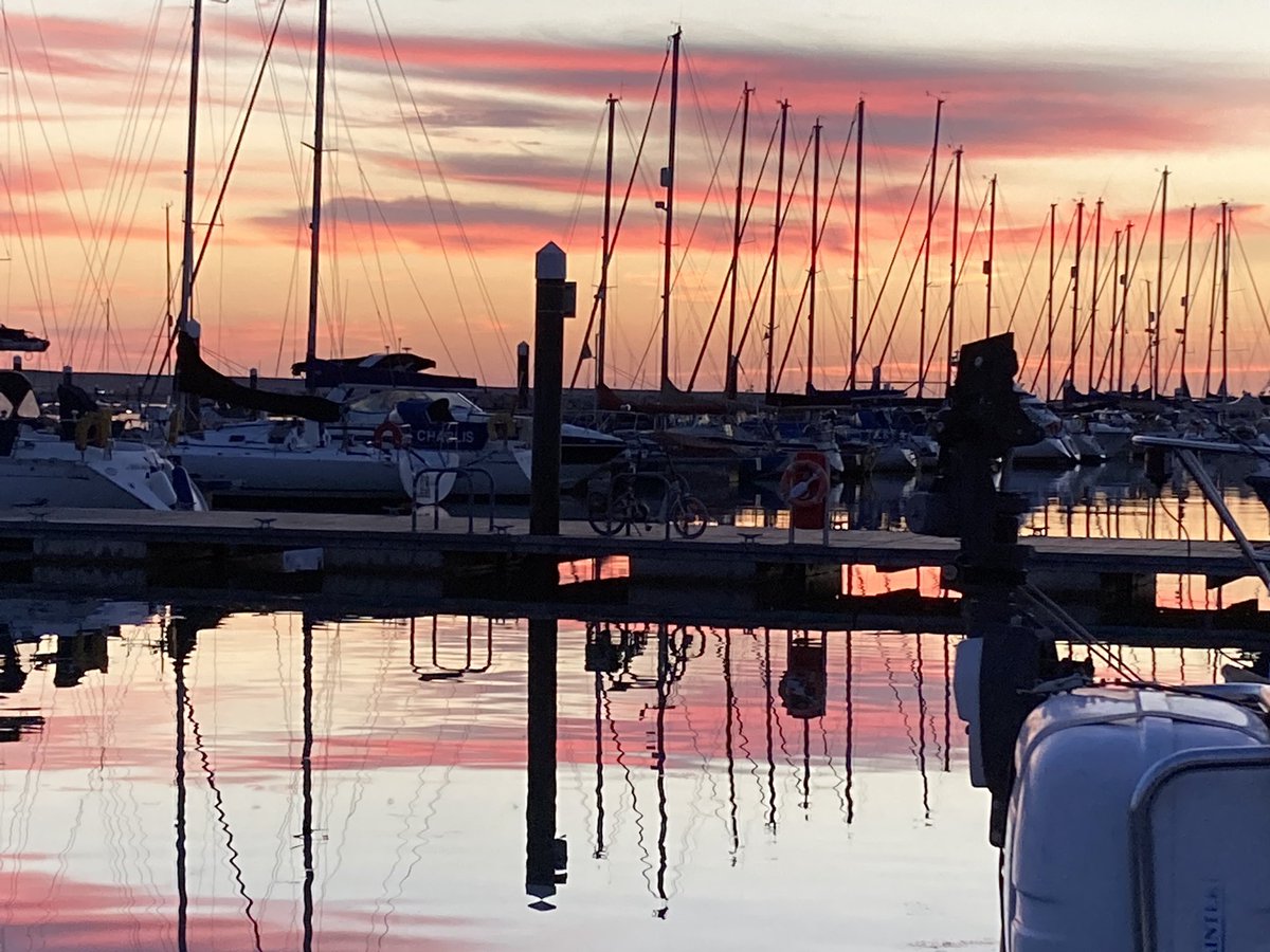 JobRich's tweet photo. Sunset and moon rise at Portland Marina https://t.co/EKfQAZBUnw