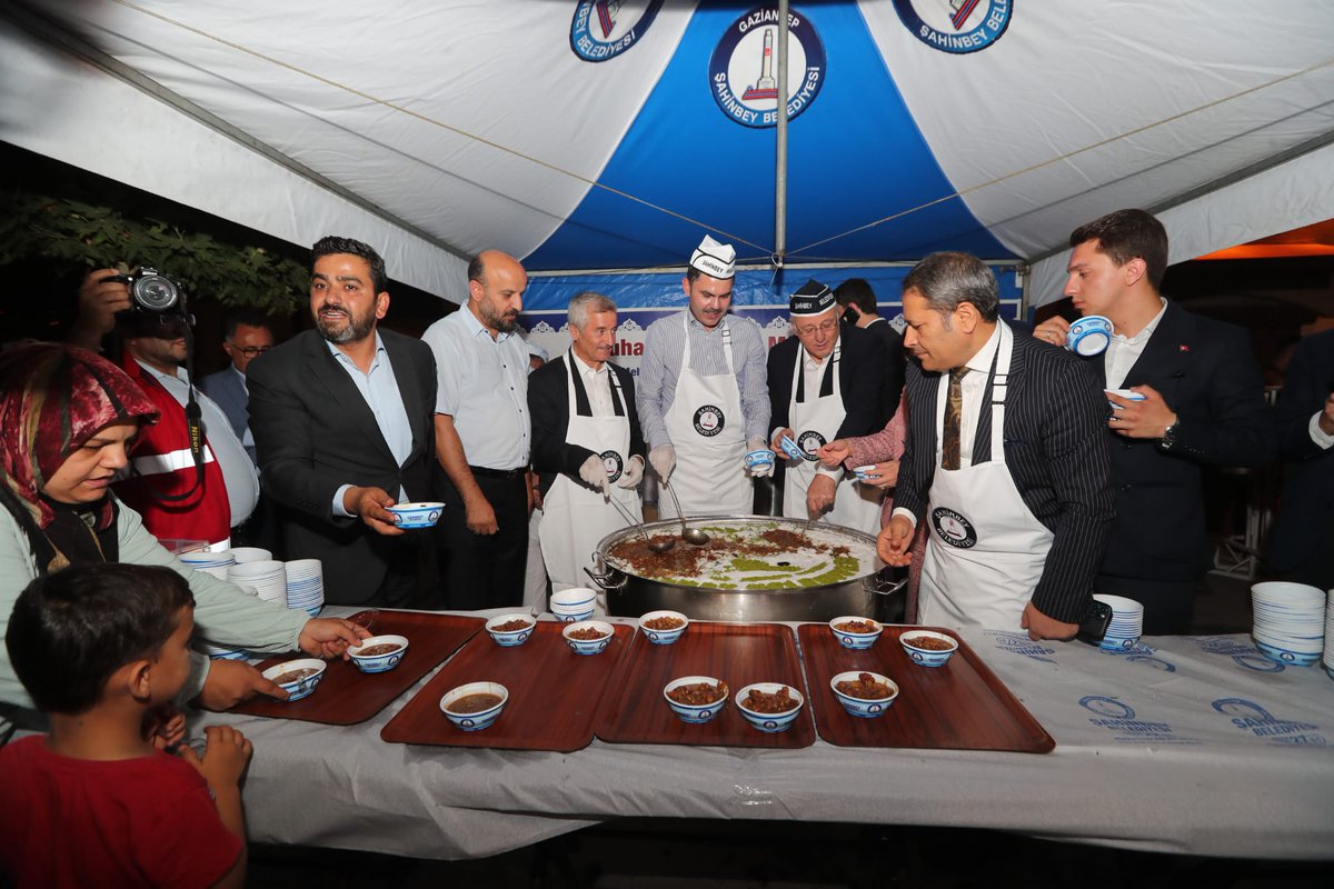mtahmazoglu's tweet photo. Yöresel lezzetlerimizin merkezi Şıh Meydanı'nda açtığımız Kalbi Antep'teyiz 😎

@csbgovtr Bakanımız Sn. @murat_kurum ile birlikte açılışını gerçekleştirerek hemşehrilerimize aşure ikram ettik.☺️

Şehrimize yeni bir soluk getirecek eserimiz hayırlı uğurlu olsun.😉 https://t.co/rISsc1N9ev