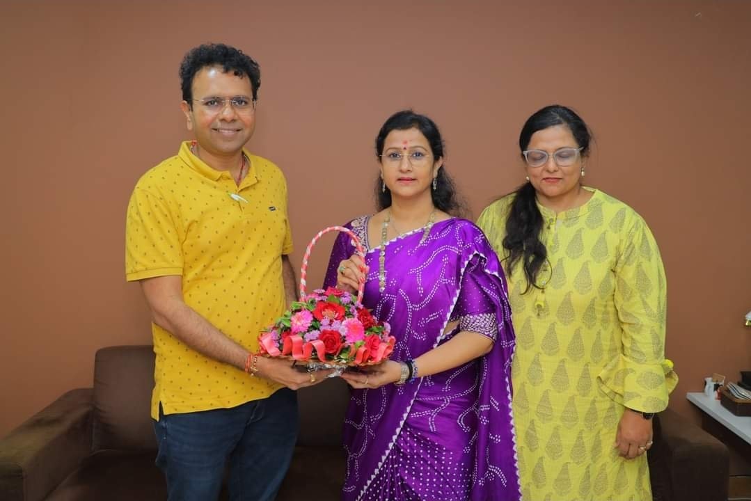 MLASangitaPatil's tweet photo. મારા જન્મદિવસ ની શુભકામનાઓ પાઠવવા બદલ ડો. પારુલ બેન વડગામા અને મેહુલભાઈ ભાવસારનો ખુબ ખુબ આભાર.. https://t.co/U4FeLUaa37