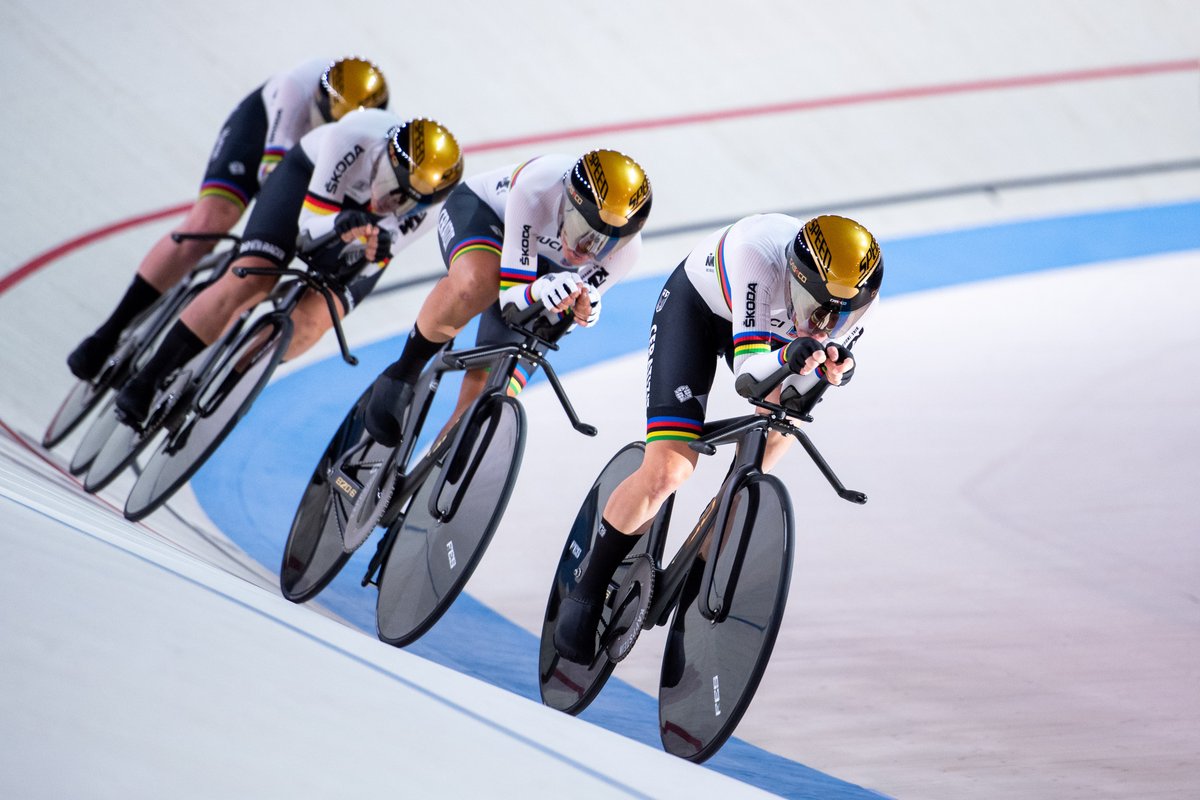 TeamD's tweet photo. π₯π¨ WAR DAS KNAPP! π―
Der Bahnrad-Vierer aus #MiekeKrΓΆger, #LisaBrennauer, #LisaKlein und #FranziskaBrausse dreht richtig auf und holt auf den letzten Runden starke Italienerinnen ein! π€―
π€β€οΈπ Somit heiΓt es jetzt: #EUROPAMEISTERINNEN!
#TeamD #WirfuerD #Munich2022 https://t.co/8TOONkRAJT