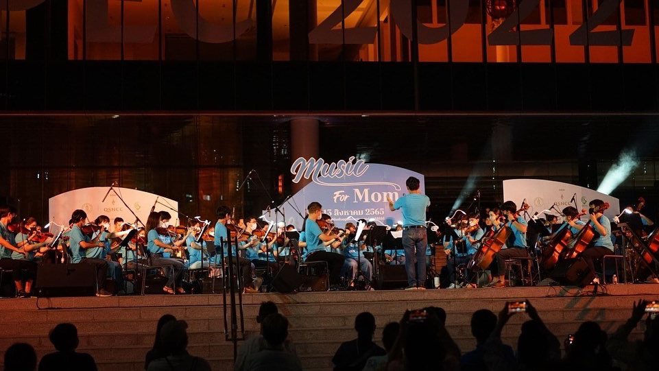 QSNCC's tweet photo. บรรยากาศความอบอุ่นวันแรก ในงาน Music For mom ฟังดนตรีในสวน พร้อมตื่นตาไปกับการแสดงไลท์ติ้งโชว์ (Lighting Show) ใครที่พลาดวันนี้ พรุ่งนี้สามารถมาฟังดนตรีเพราะ ๆ เวลา 17.30 - 20.30 น. ณ สวนเบญจกิติ ฝั่งเชื่อมต่อศูนย์การประชุมแห่งชาติสิริกิติ์
#QSNCC #ดนตรีในสวน #musicformom https://t.co/DP2PpBqo39
