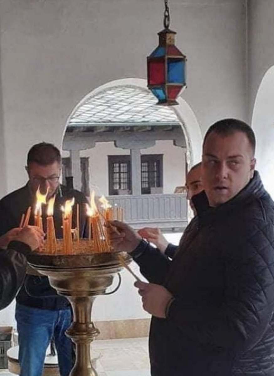 Томе, ЦЕО на Тсар Борис (десно)
Жмиц, даскал скопски и македонски (лево)