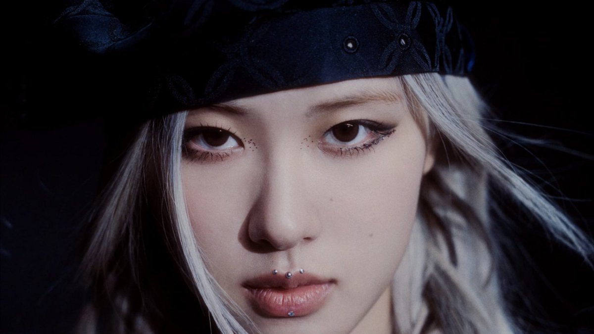 roseyarchive's tweet photo. BLACK AND PINK https://t.co/1tSnpYcJVo