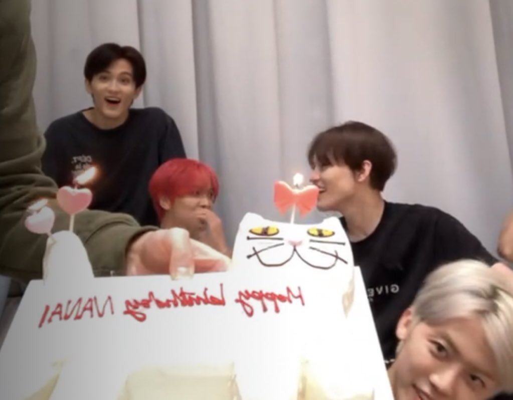 🎉 HAPPY BIRTHDAY TO MY LOVELY NANA 🐈🎀
เติบโตขึ้นเป็นปีที่ 22 เต็มตัวแล้ว สุขสันต์วันเกิดนะคะคนเก่ง ดีใจที่ได้เห็นแจมินเติบโตมาอย่างดีในทุก ๆ ปี ขอให้แจมินสุขภาพแข็งแรงเสมอและมีรอยยิ้มสวยงามทุกวันเลยนะคะ 🎂
#한여름을_수놓을_재민이의_스물셋
#SugarPopStarJaeminDay
#HAPPYJAEMINDAY